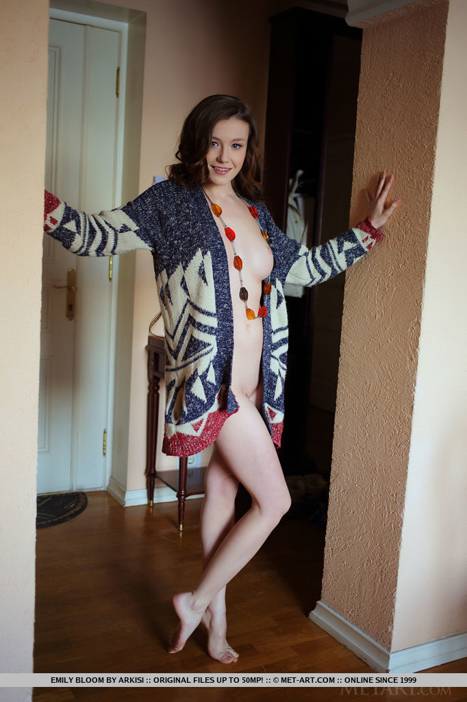 Emily Bloom in Cobayo photo 2 of 19